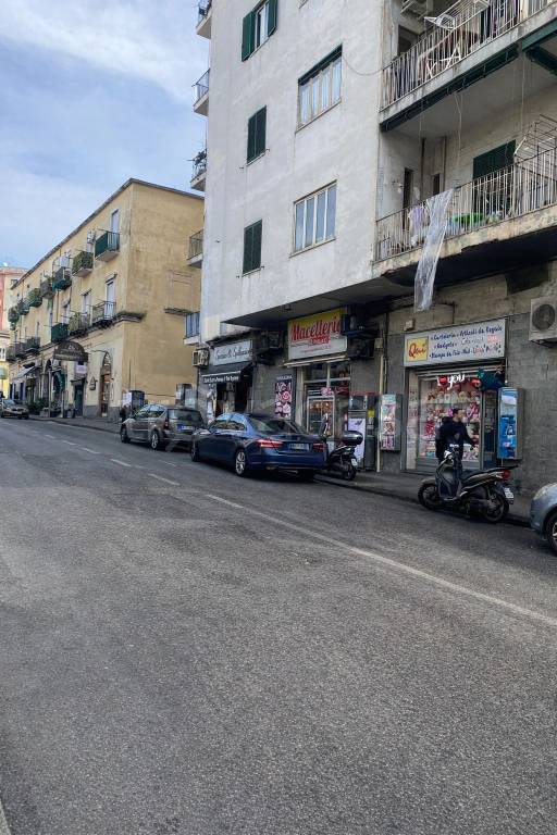 negozio in affitto a Napoli in zona Vomero