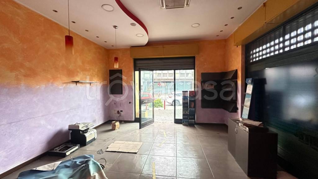 negozio in affitto a Napoli in zona Capodichino