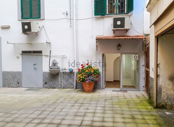 locale commerciale in affitto a Napoli in zona Vomero