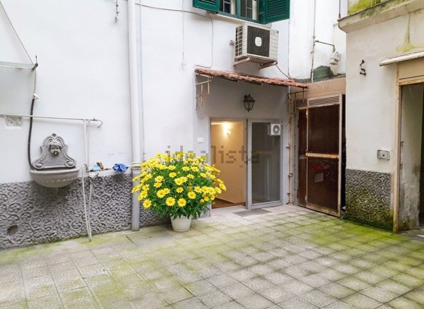 locale commerciale in affitto a Napoli in zona Vomero