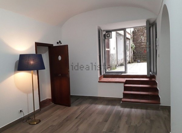 locale commerciale in affitto a Napoli in zona Vomero