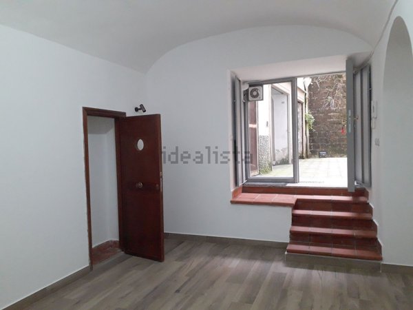 locale commerciale in affitto a Napoli in zona Vomero