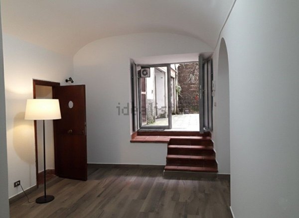 locale commerciale in affitto a Napoli in zona Vomero