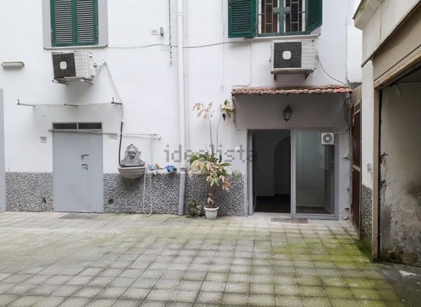 locale commerciale in affitto a Napoli in zona Vomero