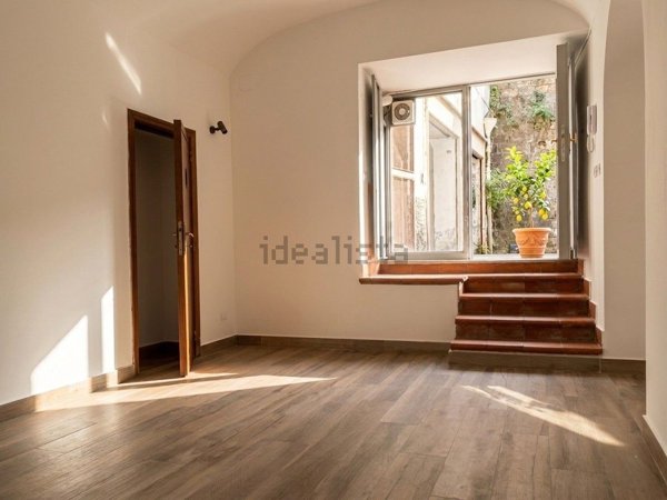 locale commerciale in affitto a Napoli in zona Vomero