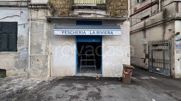 negozio in affitto a Napoli in zona Stella