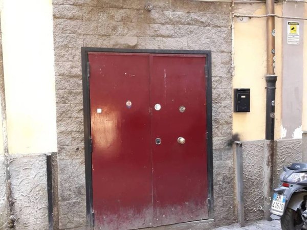 negozio in affitto a Napoli in zona Chiaia