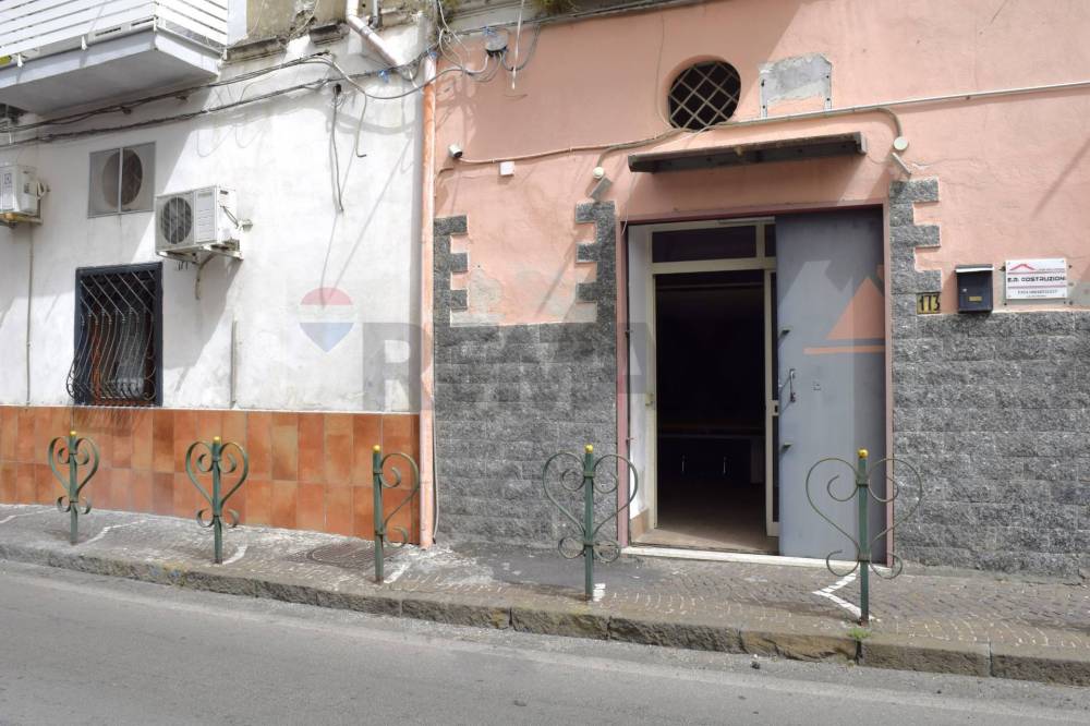 locale commerciale in affitto a Napoli in zona Barra