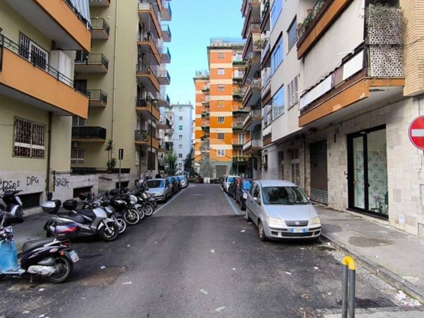 negozio in affitto a Napoli in zona Vomero