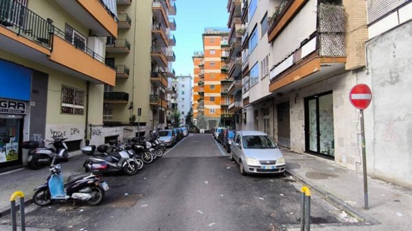 negozio in affitto a Napoli in zona Vomero