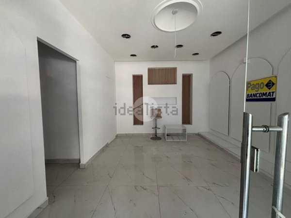 negozio in affitto a Napoli in zona San Carlo all'Arena