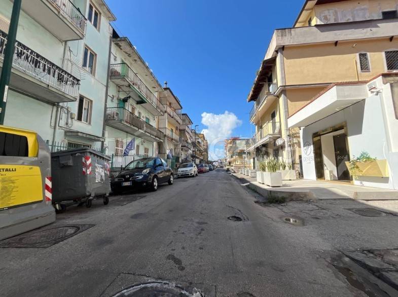 negozio in affitto a Napoli in zona Pianura