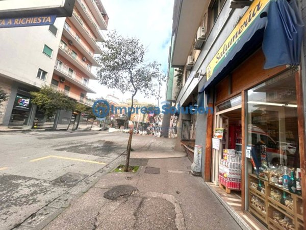 negozio in affitto a Napoli in zona Arenella