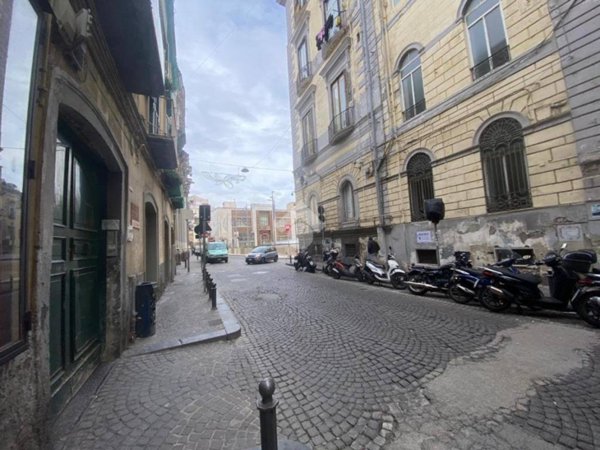 negozio in affitto a Napoli in zona Chiaia