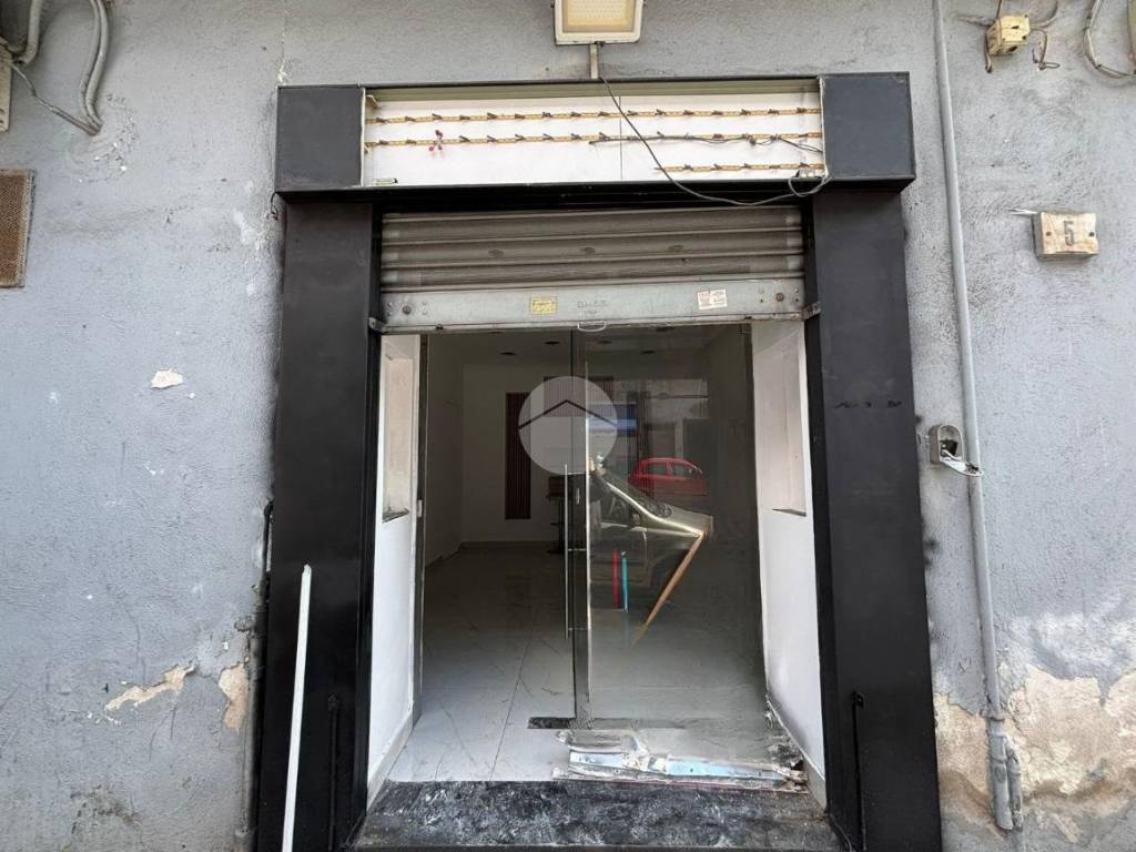 negozio in affitto a Napoli in zona Stella