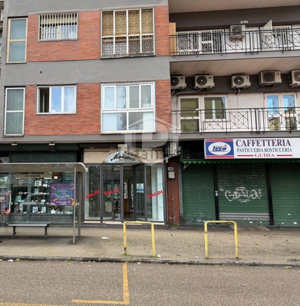 locale commerciale in affitto a Napoli in zona Fuorigrotta