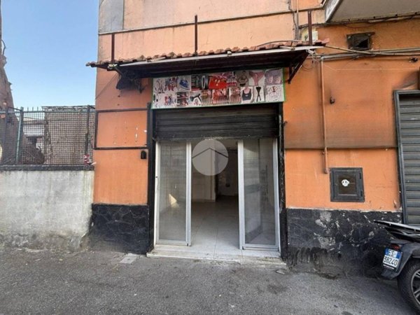 negozio in affitto a Napoli in zona Secondigliano