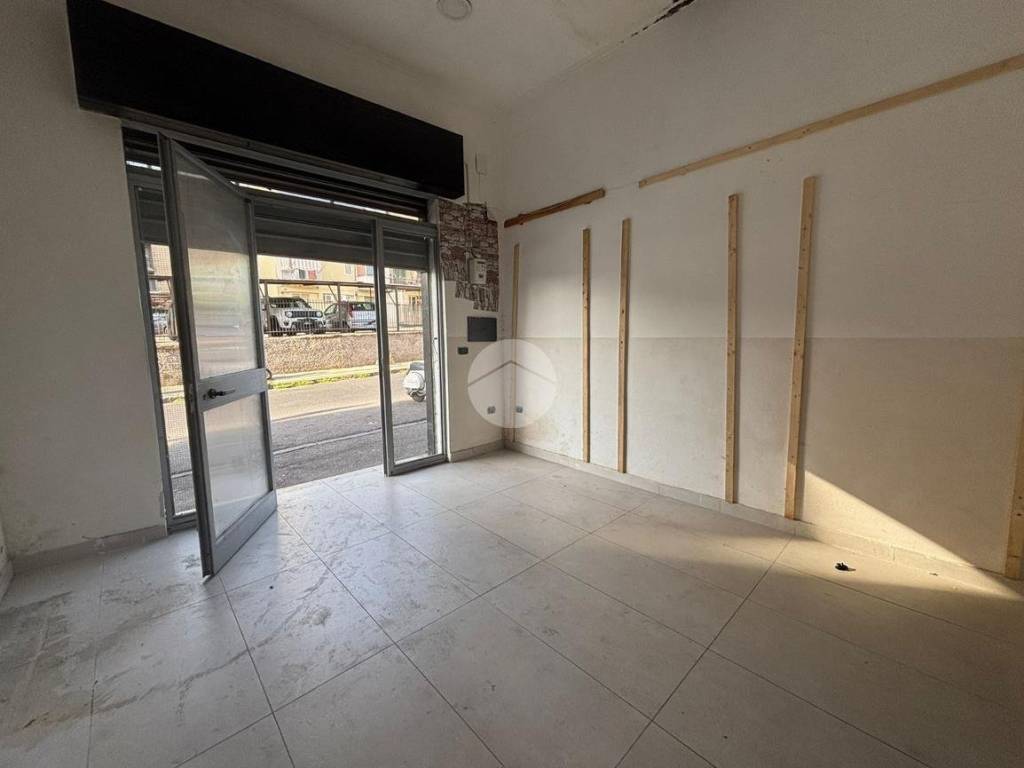 negozio in affitto a Napoli in zona Capodichino