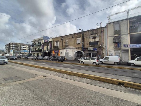 negozio in affitto a Napoli in zona Zona Industriale-Ferrovia