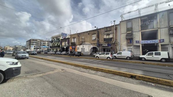 negozio in affitto a Napoli in zona Zona Industriale-Ferrovia