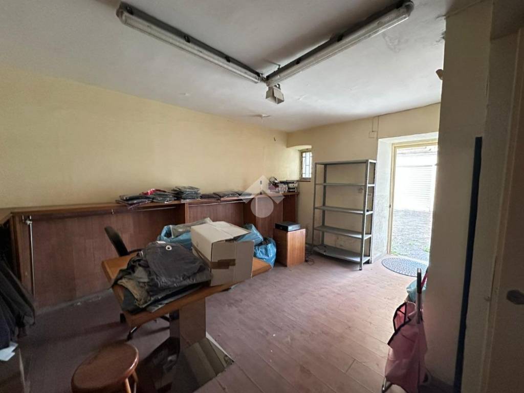 negozio in affitto a Napoli in zona Secondigliano