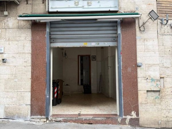negozio in affitto a Napoli in zona Arenella