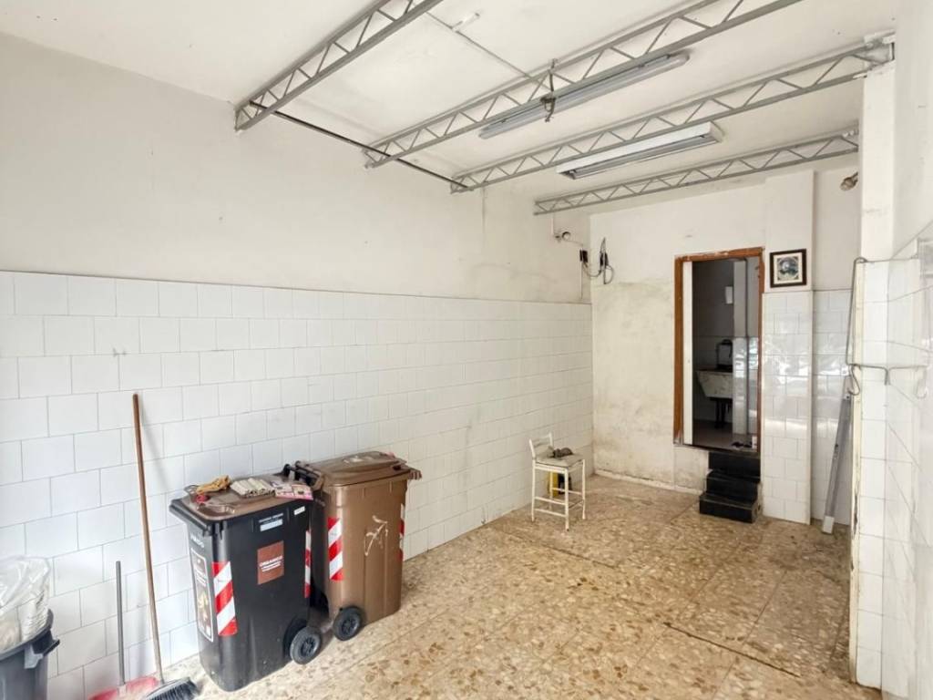 negozio in affitto a Napoli in zona Arenella