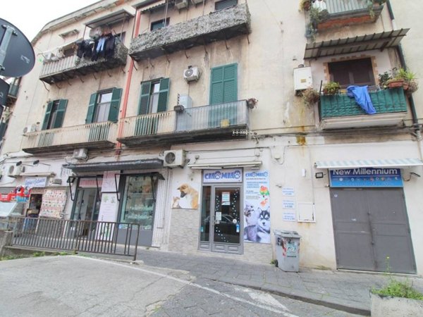 negozio in affitto a Napoli in zona San Carlo all'Arena