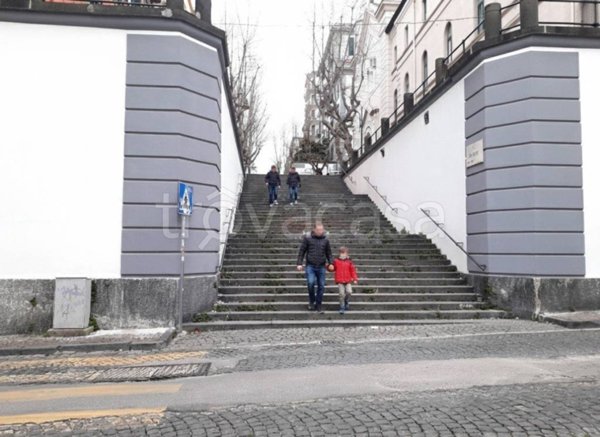 negozio in affitto a Napoli in zona Vomero