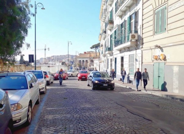 negozio in affitto a Napoli in zona Vomero
