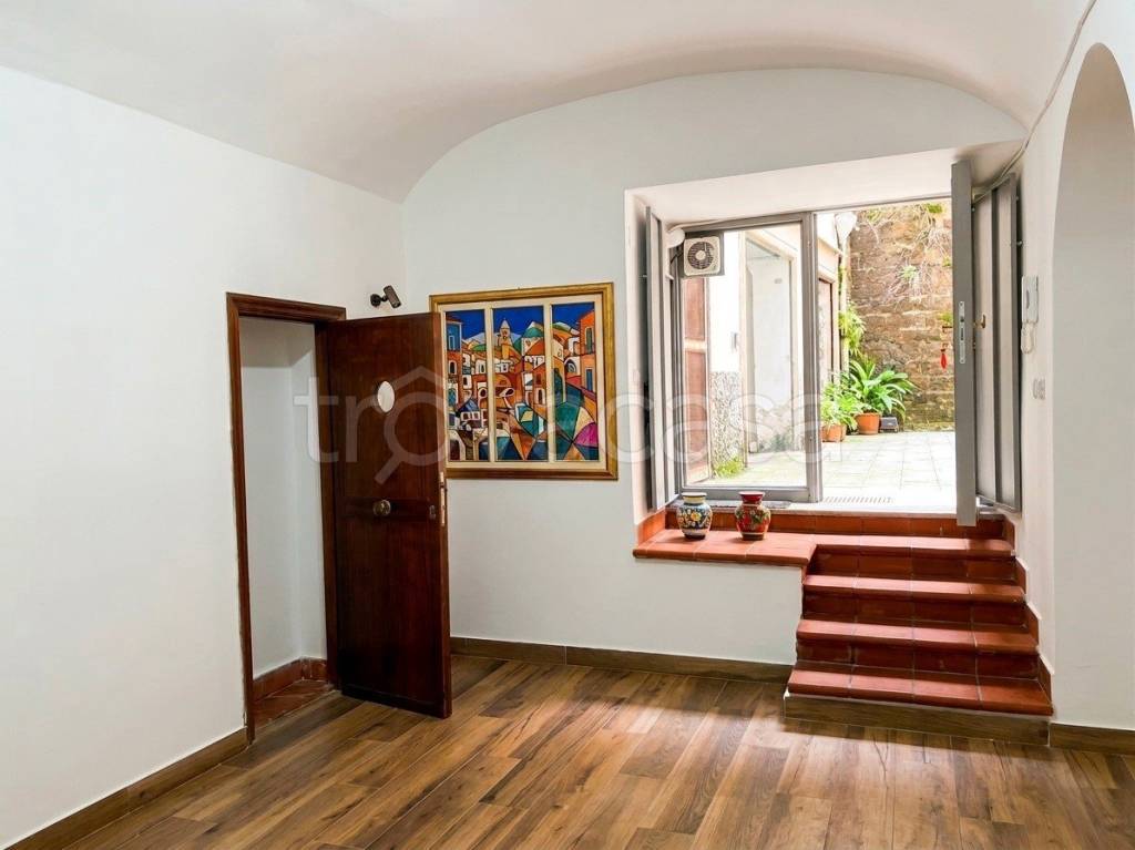 negozio in affitto a Napoli in zona Vomero