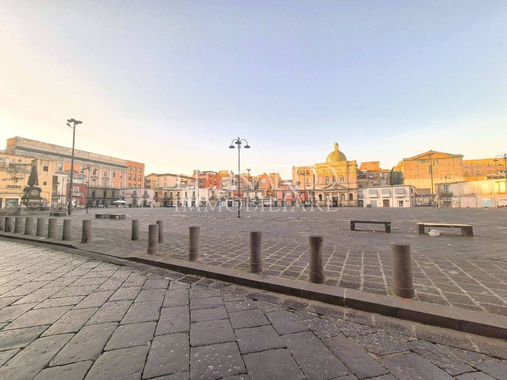 negozio in affitto a Napoli in zona Pendino / San Giuseppe