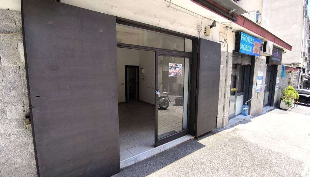negozio in affitto a Napoli in zona Arenella