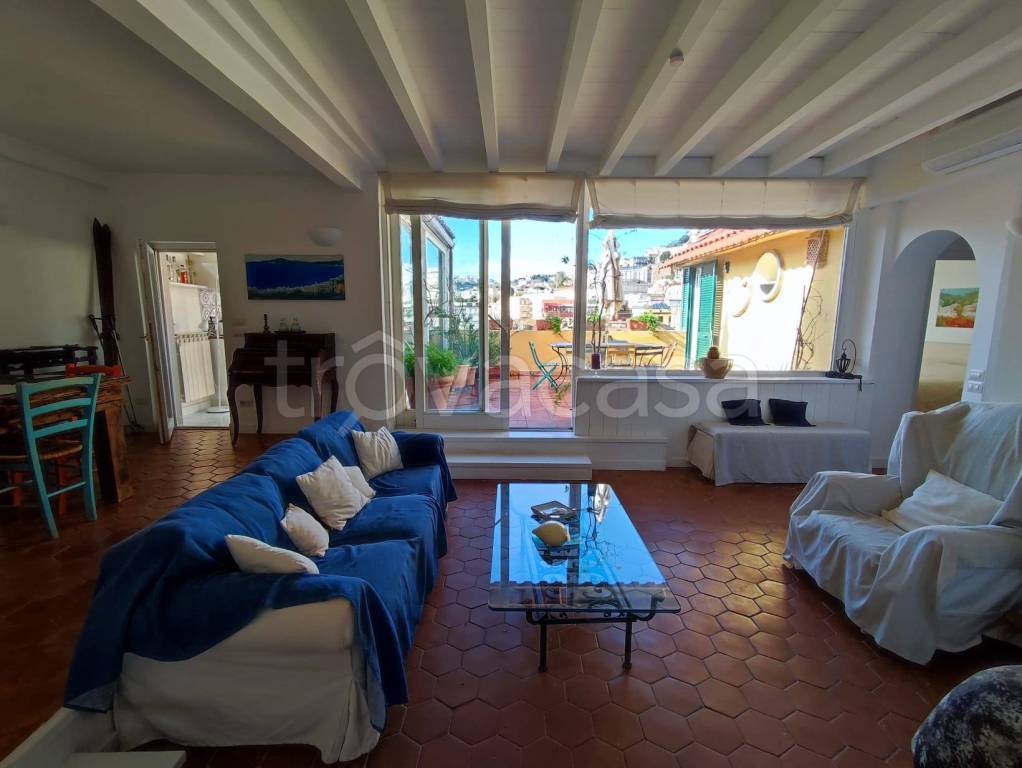 appartamento in affitto a Napoli in zona Chiaia