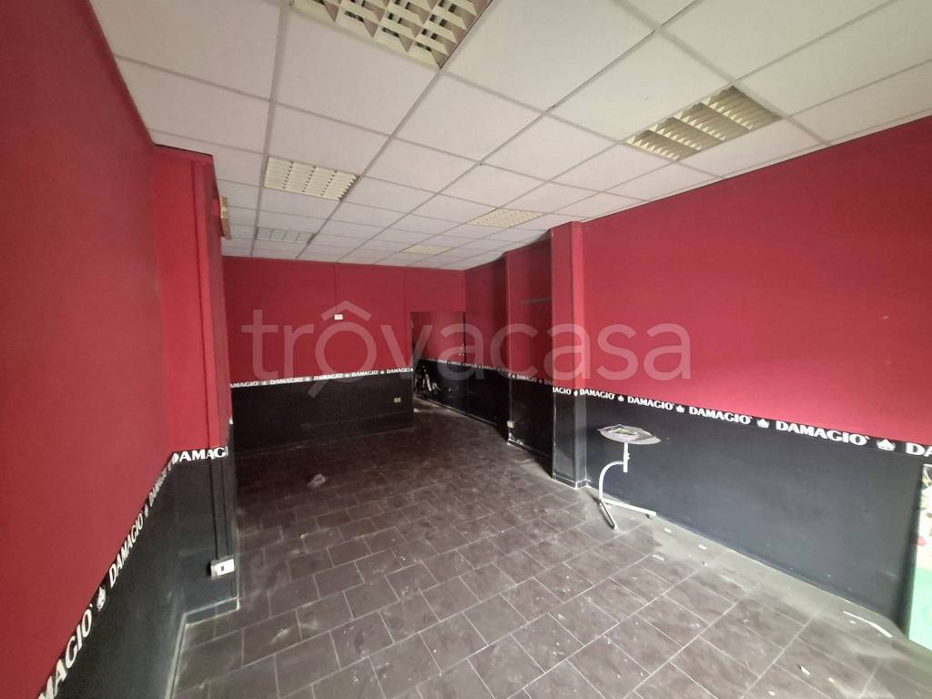 negozio in affitto a Napoli in zona Pianura