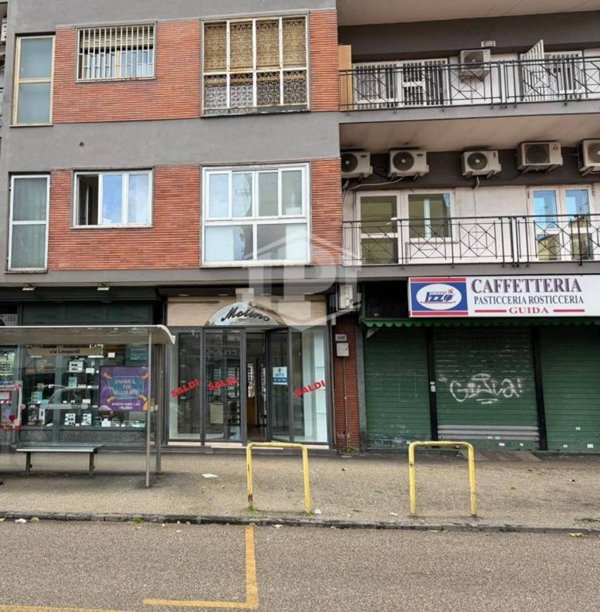 negozio in affitto a Napoli in zona Fuorigrotta