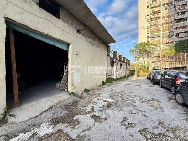 negozio in affitto a Napoli in zona Poggioreale