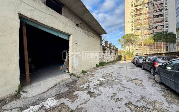 negozio in affitto a Napoli in zona Poggioreale