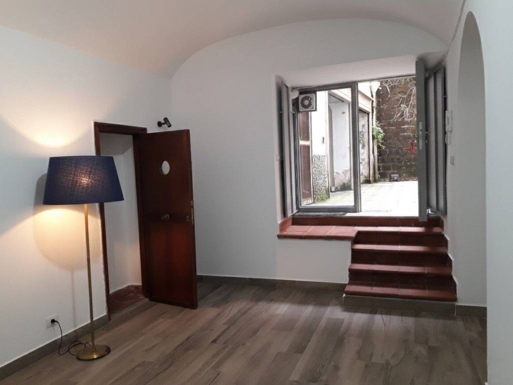 negozio in affitto a Napoli in zona Vomero