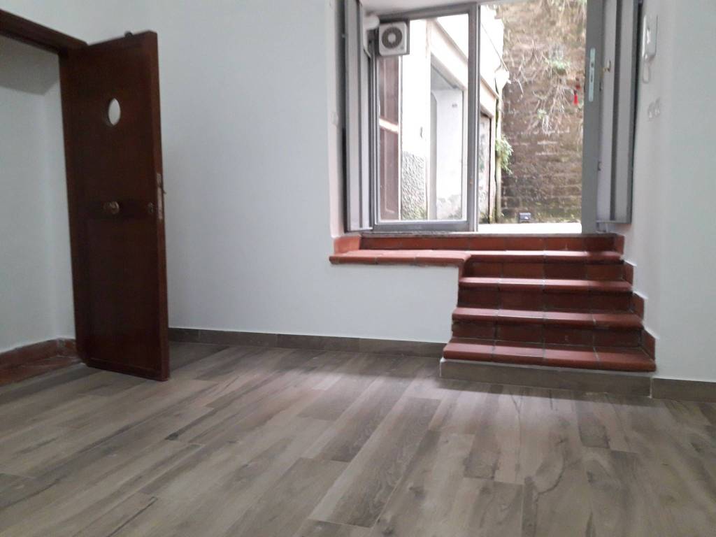 negozio in affitto a Napoli in zona Vomero