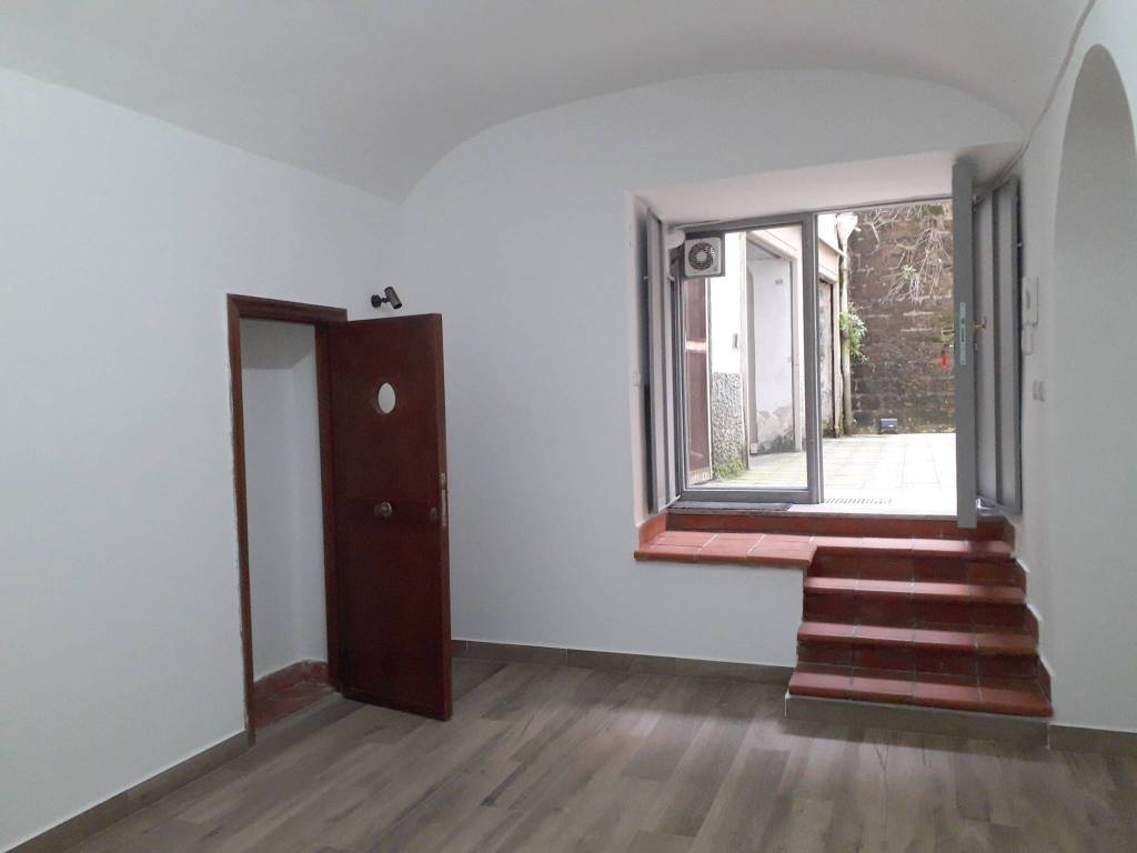 negozio in affitto a Napoli in zona Vomero