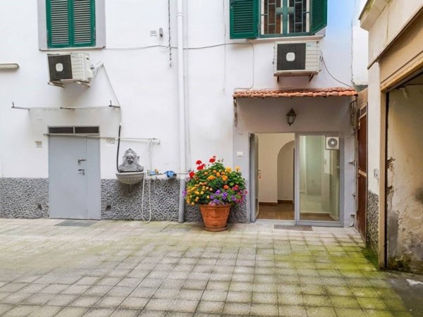 negozio in affitto a Napoli in zona Vomero