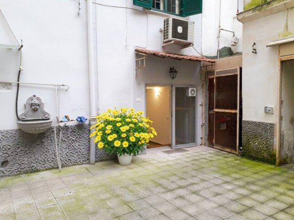 negozio in affitto a Napoli in zona Arenella