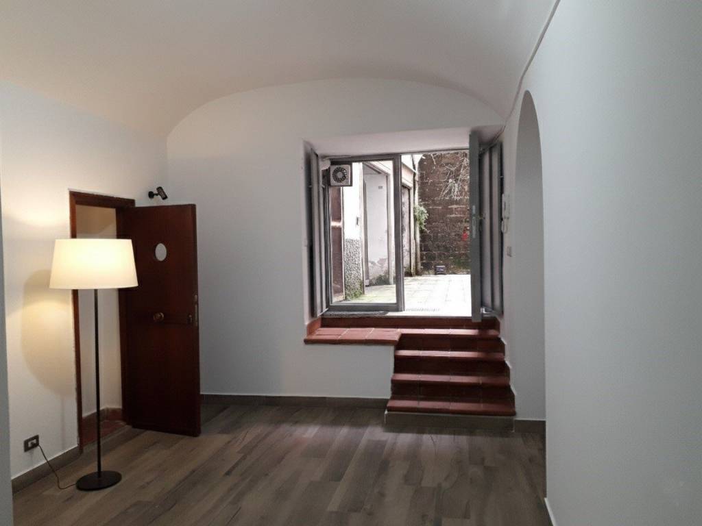 negozio in affitto a Napoli in zona Arenella