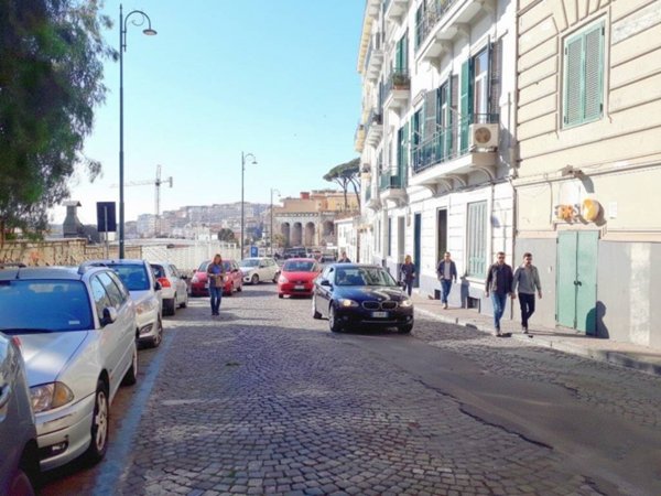 negozio in affitto a Napoli in zona Arenella