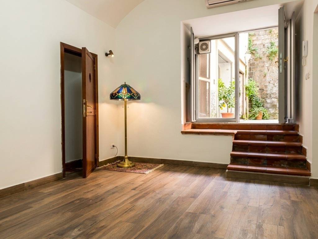 negozio in affitto a Napoli in zona Vomero