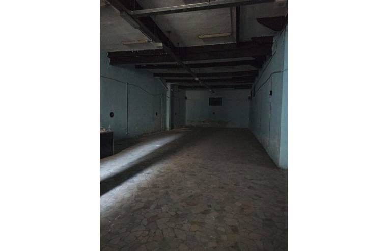 locale commerciale in affitto a Napoli in zona San Carlo all'Arena