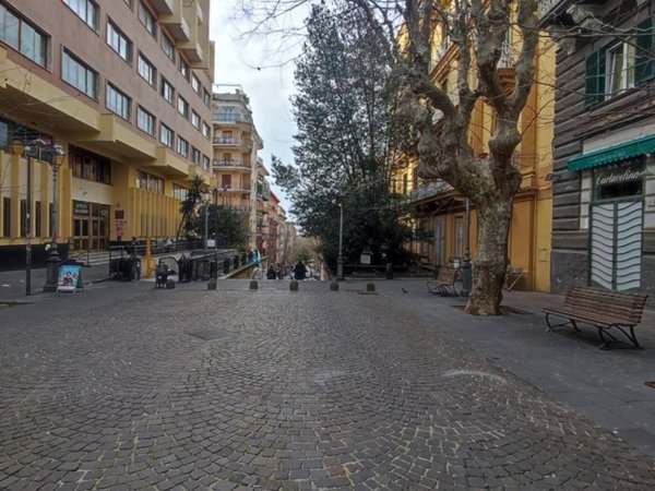 negozio in affitto a Napoli in zona Vomero