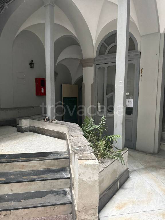 locale commerciale in affitto a Napoli in zona Porto