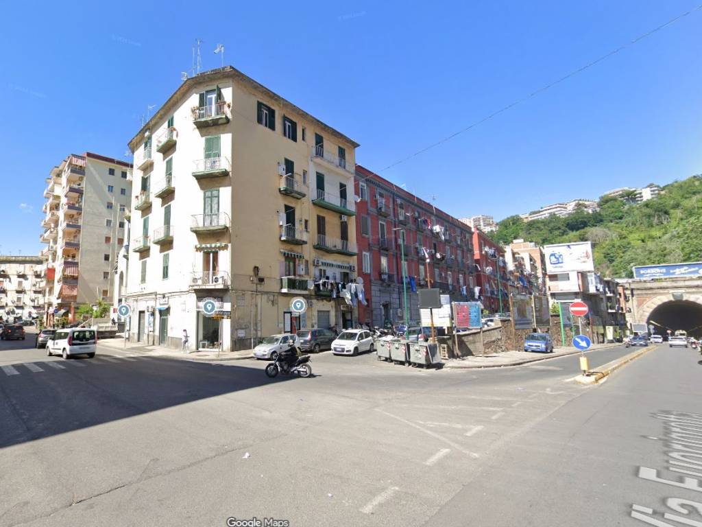 negozio in affitto a Napoli in zona Fuorigrotta